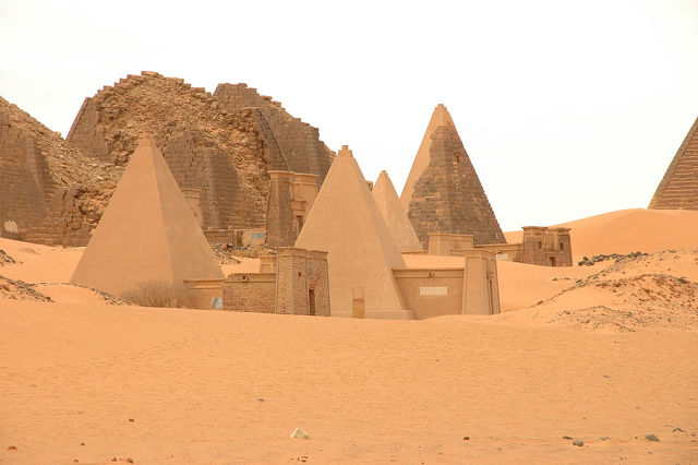 Utazás Núbiába - Meroé piramismezője