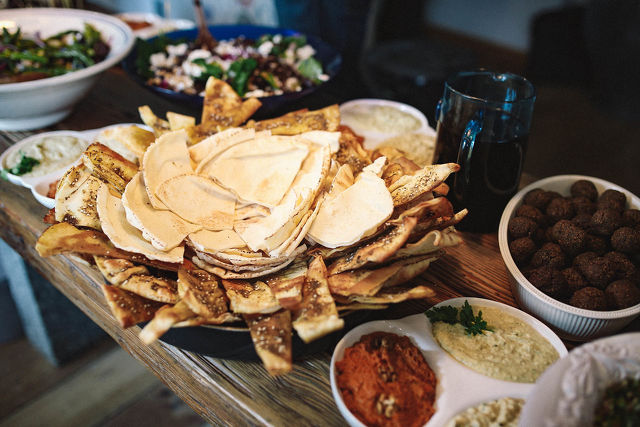 Libanon - lepénykenyér, falafel, mezzék.