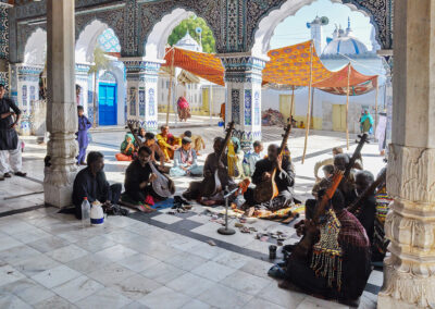 A híres szúfi költő, Shah Abdul Latif Bhittai szentélye, Bhit Shah. Vincze János képe