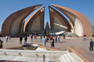 A Pakisztán emlékműnél Iszlamabadban. Vincze János képe