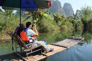 A Yulong-folyó csatornáin végigmenni bambusz raftinggal a leglátványosabb, Yangshuo