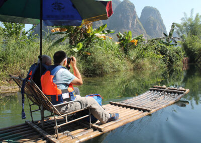 A Yulong-folyó csatornáin végigmenni bambusz raftinggal a leglátványosabb, Yangshuo