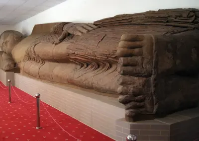 Fekvő Buddha a dusanbei nemzeti múzeumban.